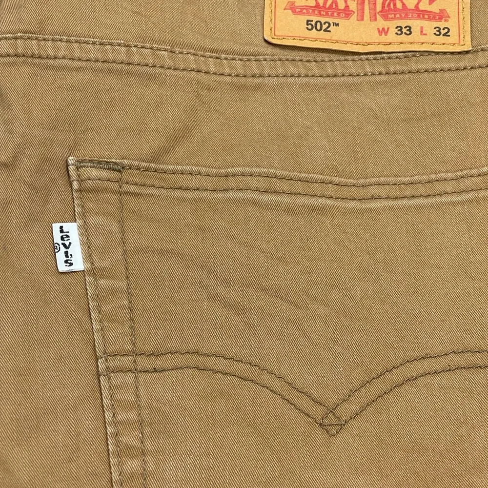MENS LEVIS KHAKI 502 SZ 33/32